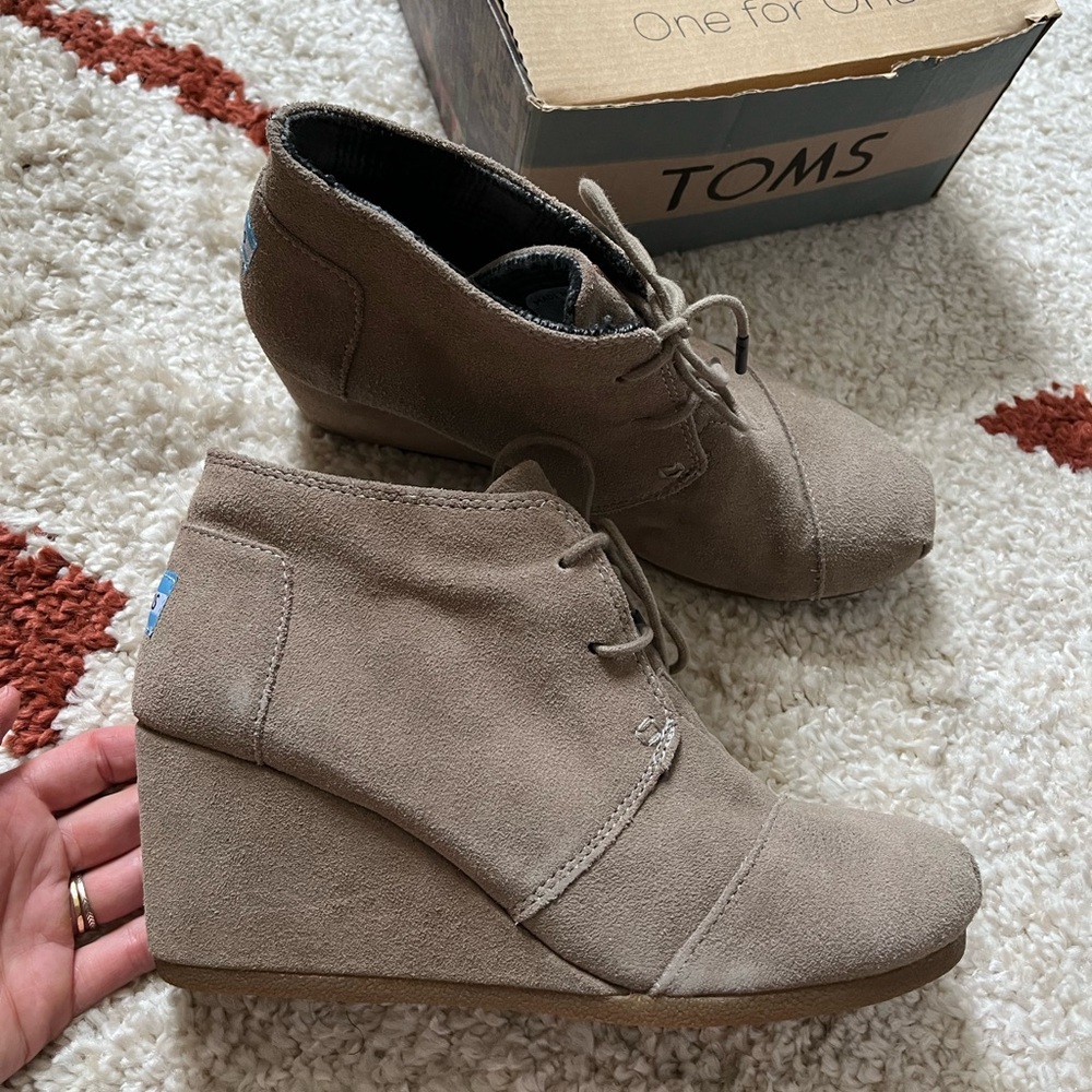 Toms Wedge suede shoe womens size 9